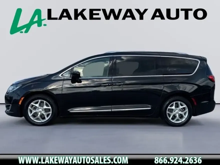 2017 Chrysler Pacifica Touring Plus photo 1
