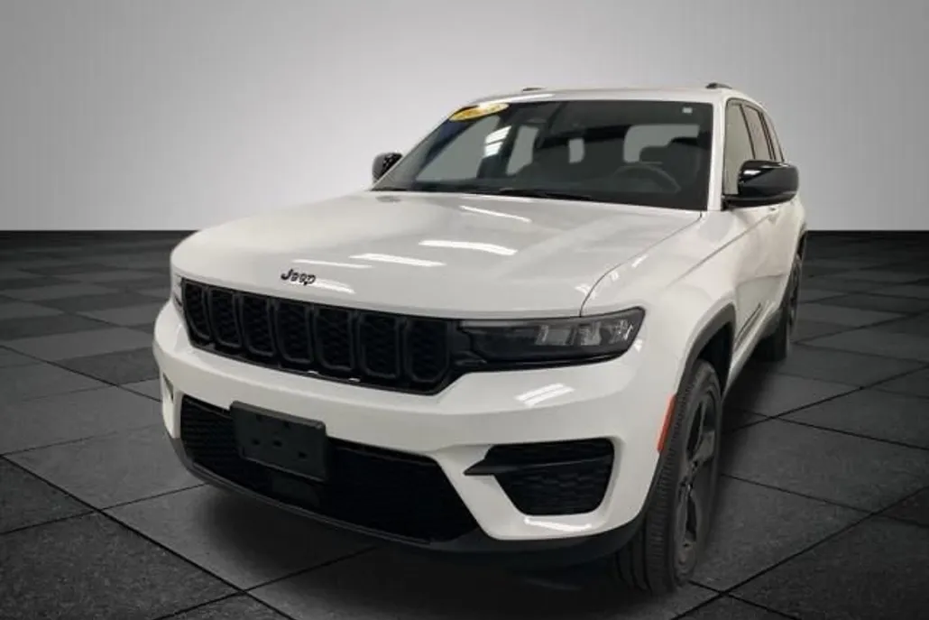 2023 Jeep Grand Cherokee Altitude photo 1