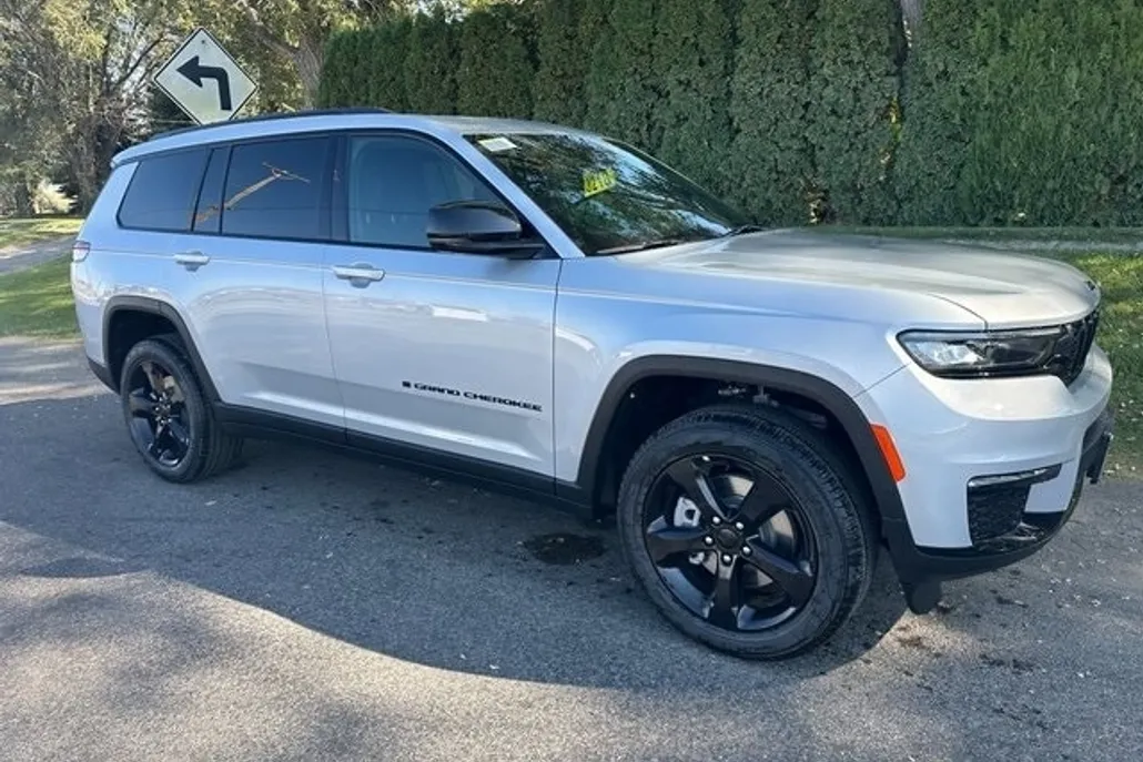 2025 Jeep Grand Cherokee L photo 1