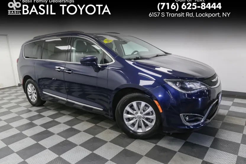 2017 Chrysler Pacifica Touring L photo 1