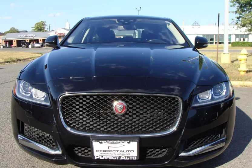 2017 Jaguar XF Premium photo 1