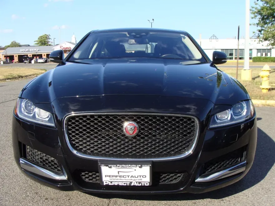 2017 Jaguar XF Premium photo 1
