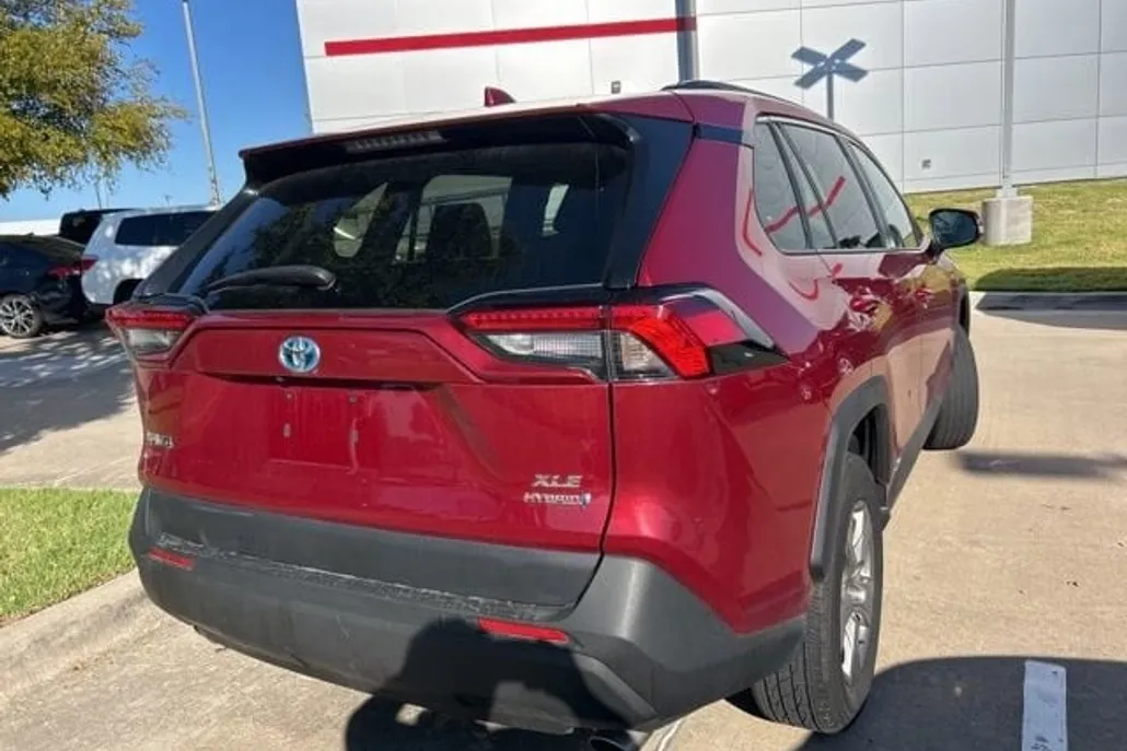 2024 Toyota RAV4 Hybrid XLE photo 1
