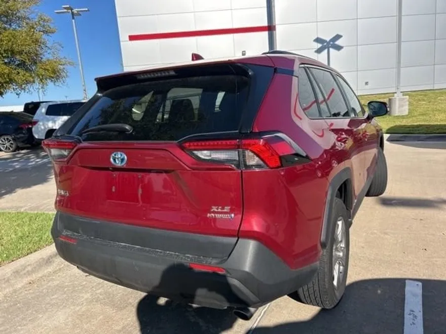 2024 Toyota RAV4 Hybrid XLE photo 1