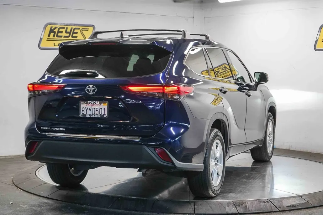 2022 Toyota Highlander L photo 1
