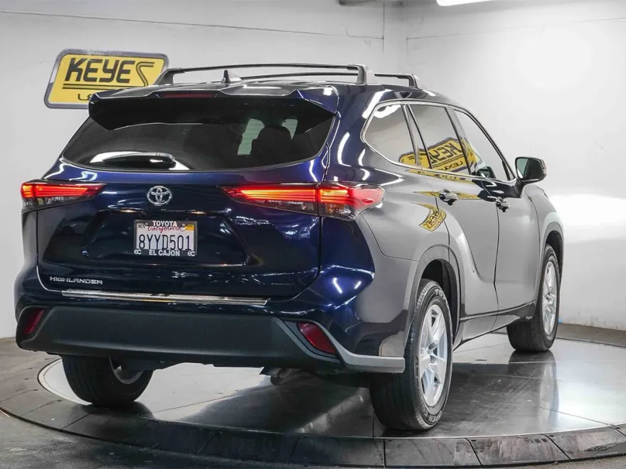 2022 Toyota Highlander L photo 1