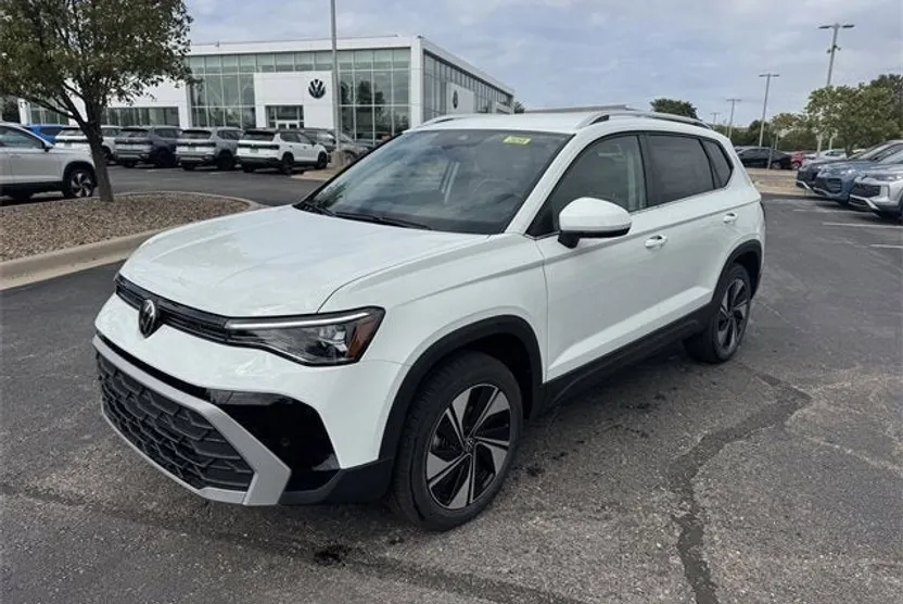 2025 Volkswagen Taos SE photo 1