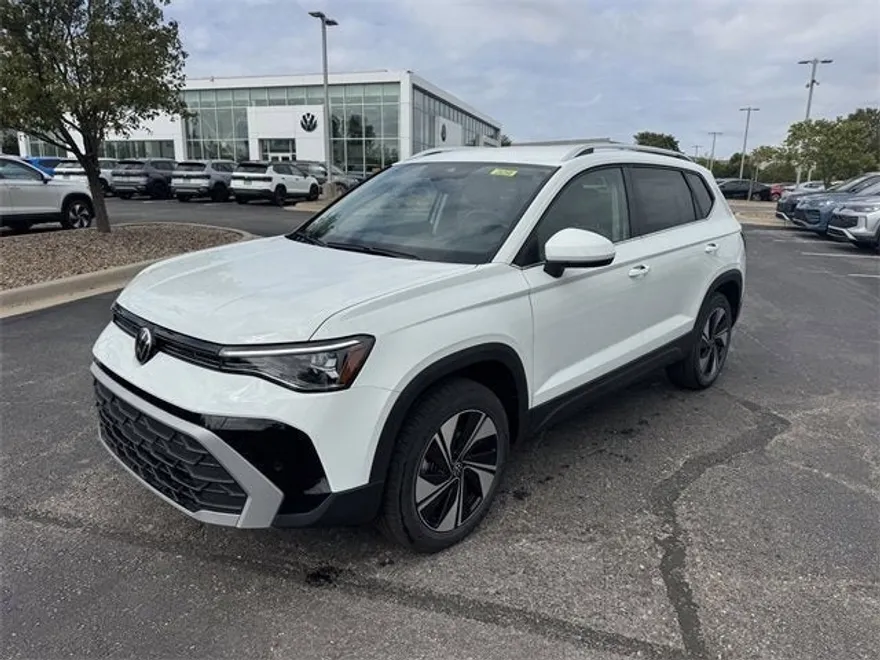 2025 Volkswagen Taos SE photo 1