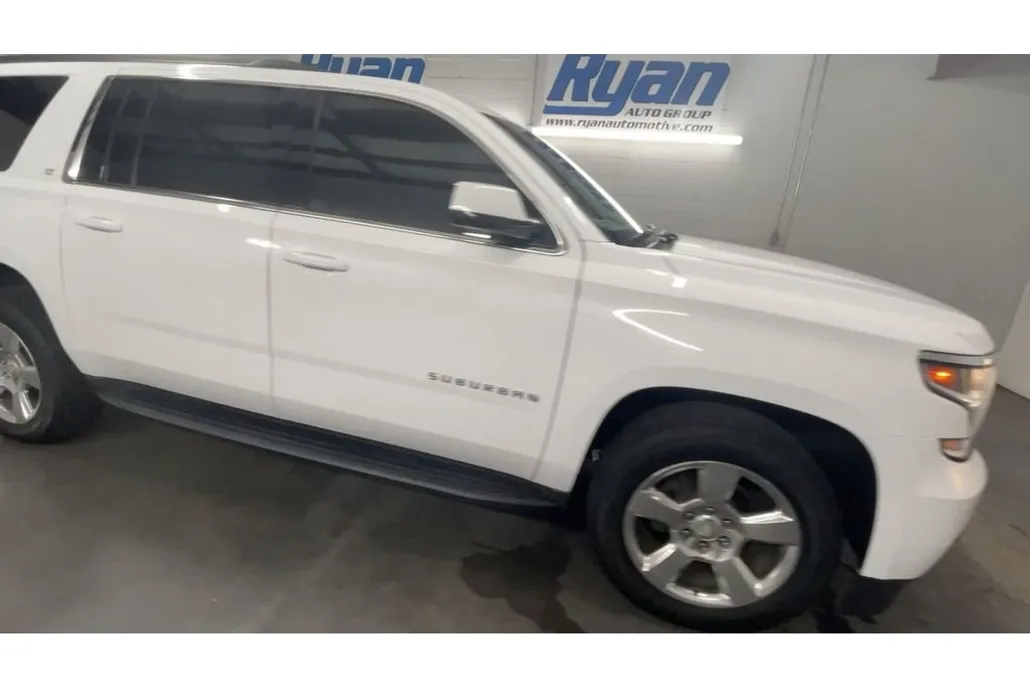 2020 Chevrolet Suburban LT photo 1