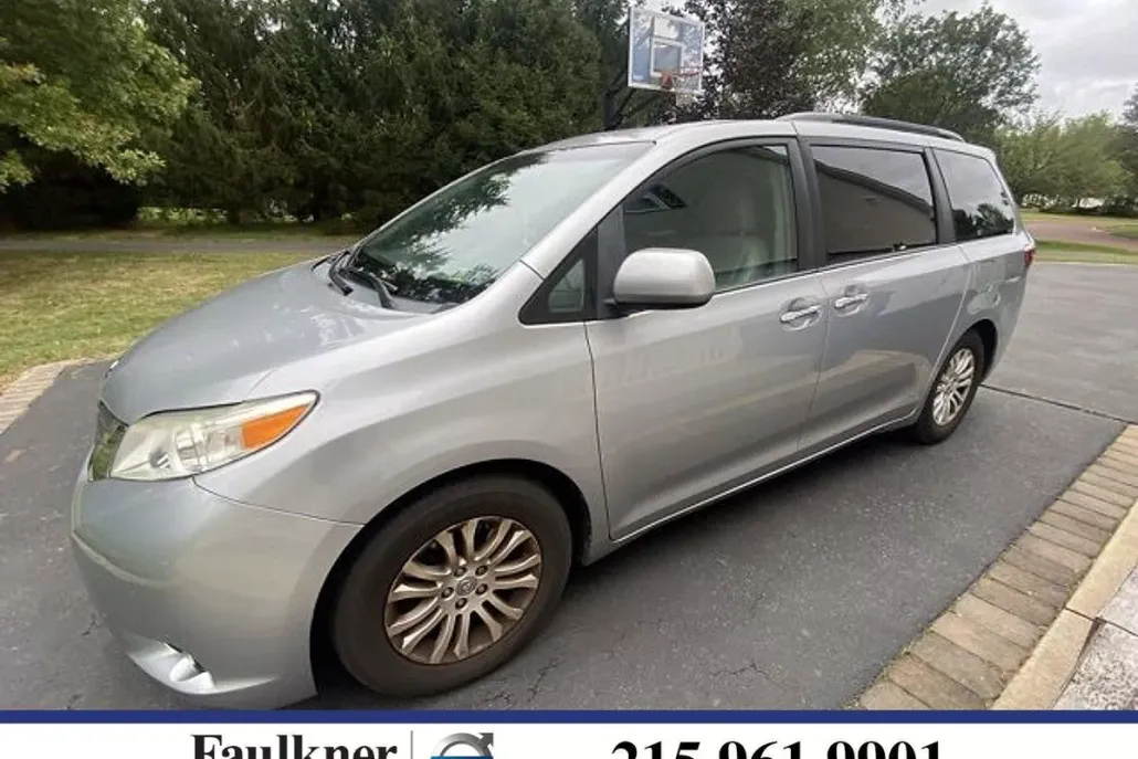2015 Toyota Sienna L photo 1