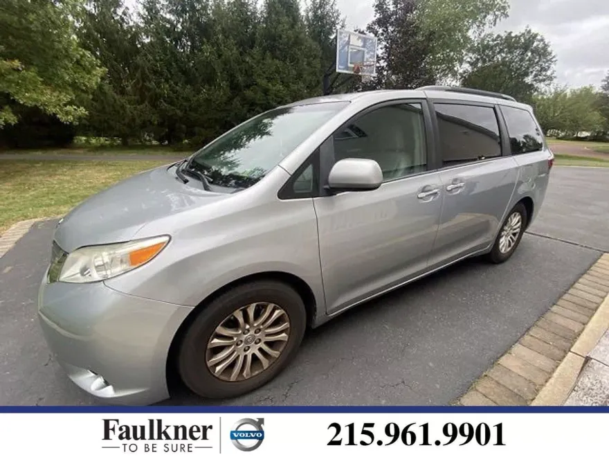 2015 Toyota Sienna L photo 1