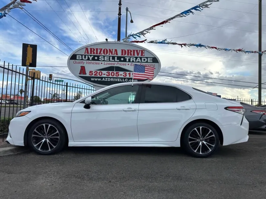 2018 Toyota Camry SE photo 1