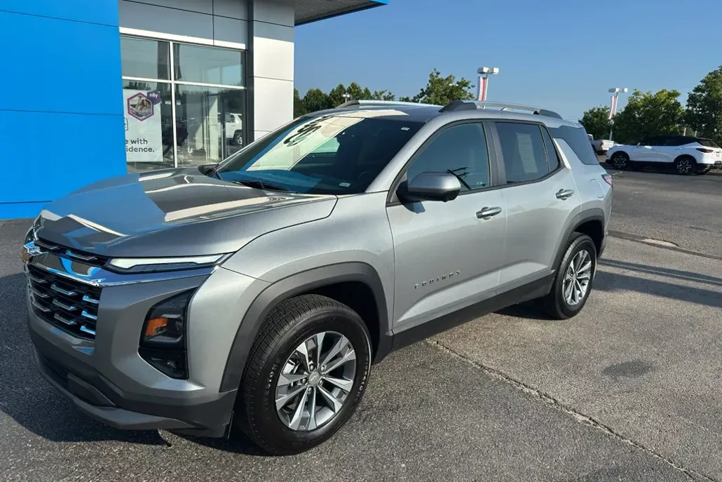 2025 Chevrolet Equinox LT photo 1
