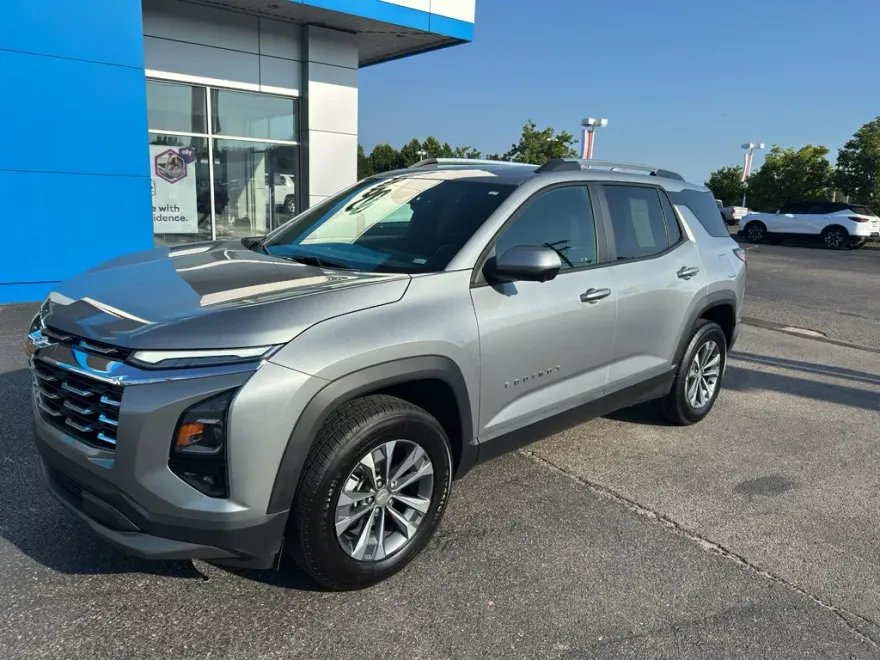 2025 Chevrolet Equinox LT photo 1