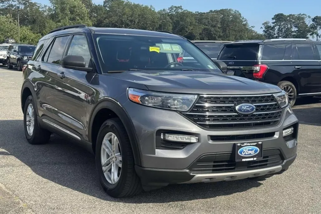 2022 Ford Explorer XLT photo 1
