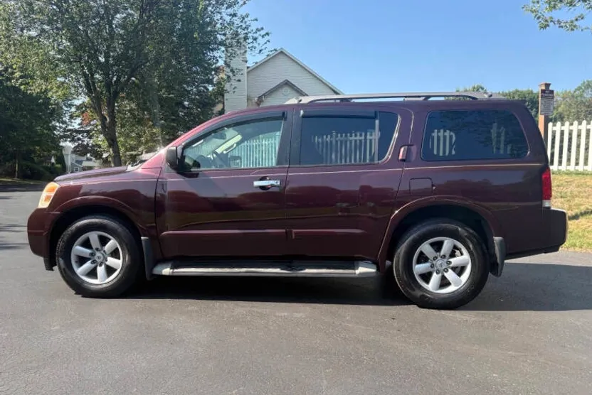 2013 Nissan Armada SV photo 1
