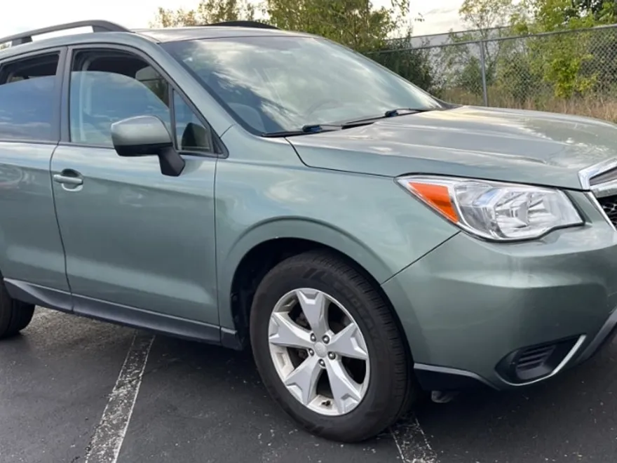 2016 Subaru Forester 2.5i Premium photo 1
