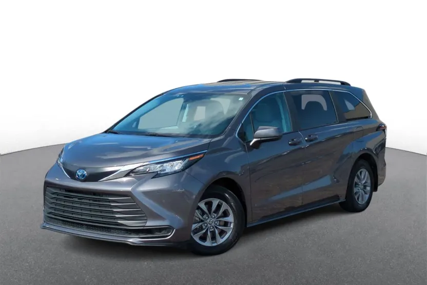 2023 Toyota Sienna LE photo 1
