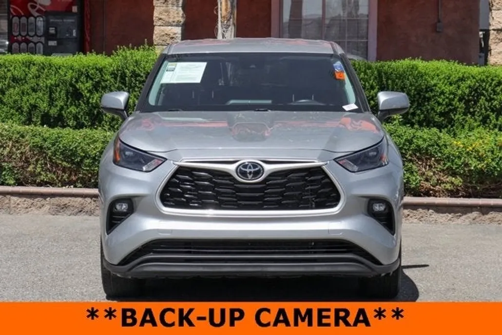 2022 Toyota Highlander LE photo 1