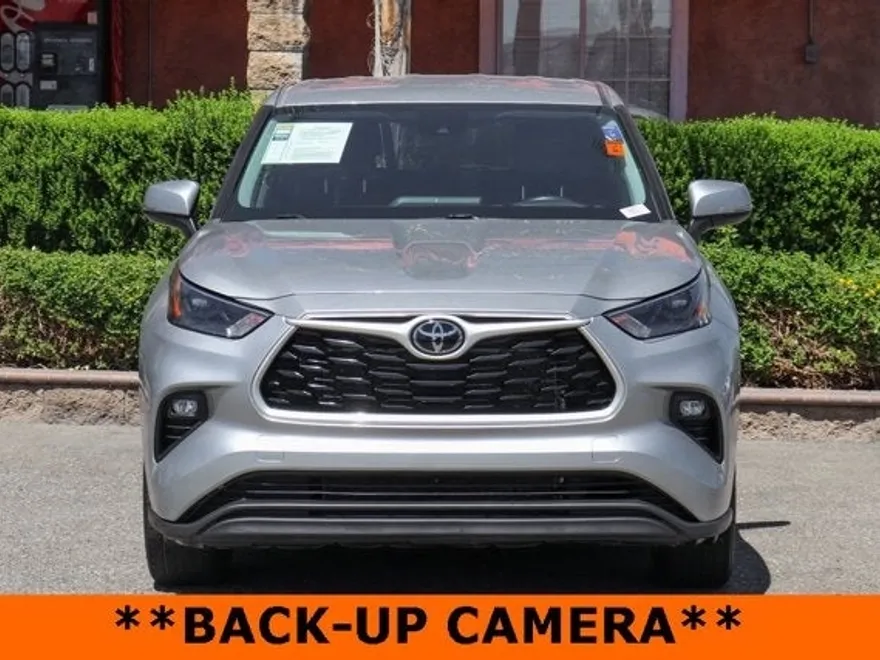 2022 Toyota Highlander LE photo 1