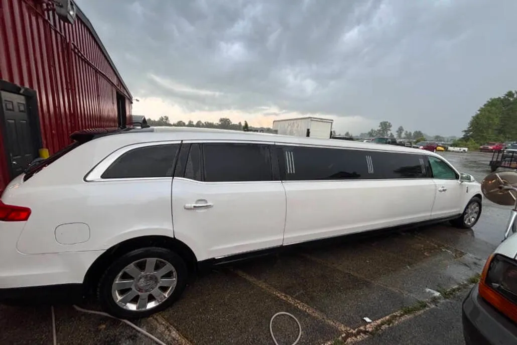 2013 Lincoln MKT photo 1