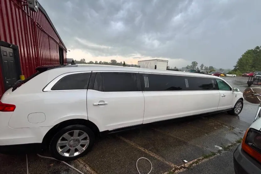 2013 Lincoln MKT photo 1