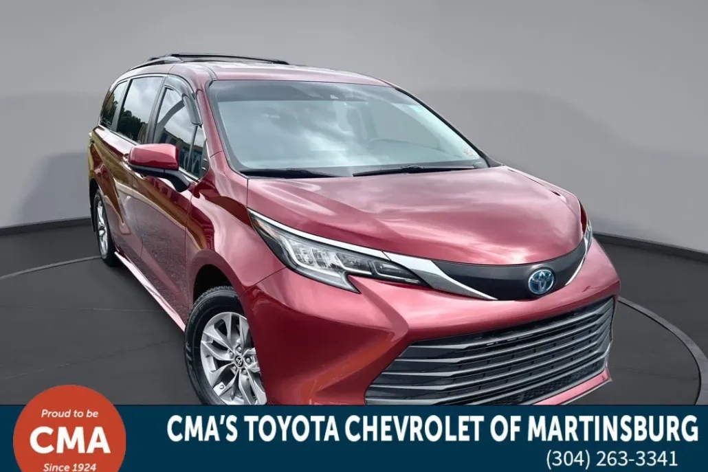 2022 Toyota Sienna LE photo 1