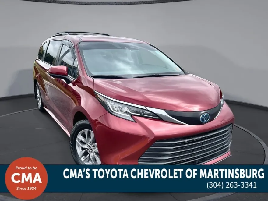 2022 Toyota Sienna LE photo 1