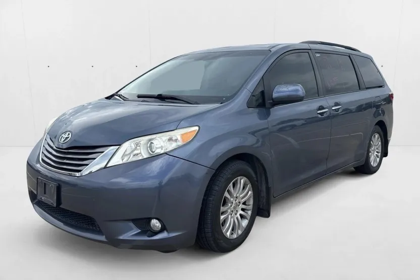 2015 Toyota Sienna XLE photo 1