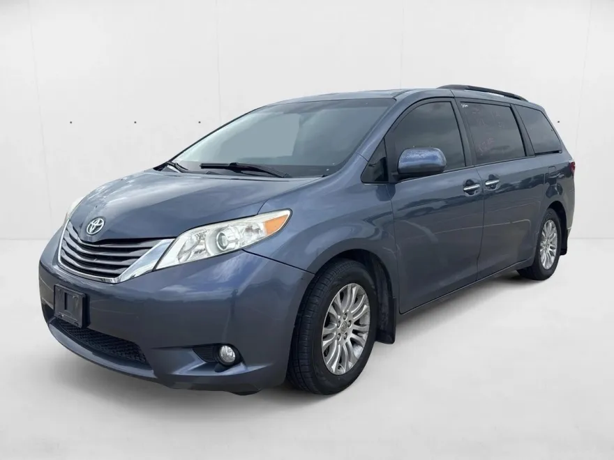 2015 Toyota Sienna XLE photo 1