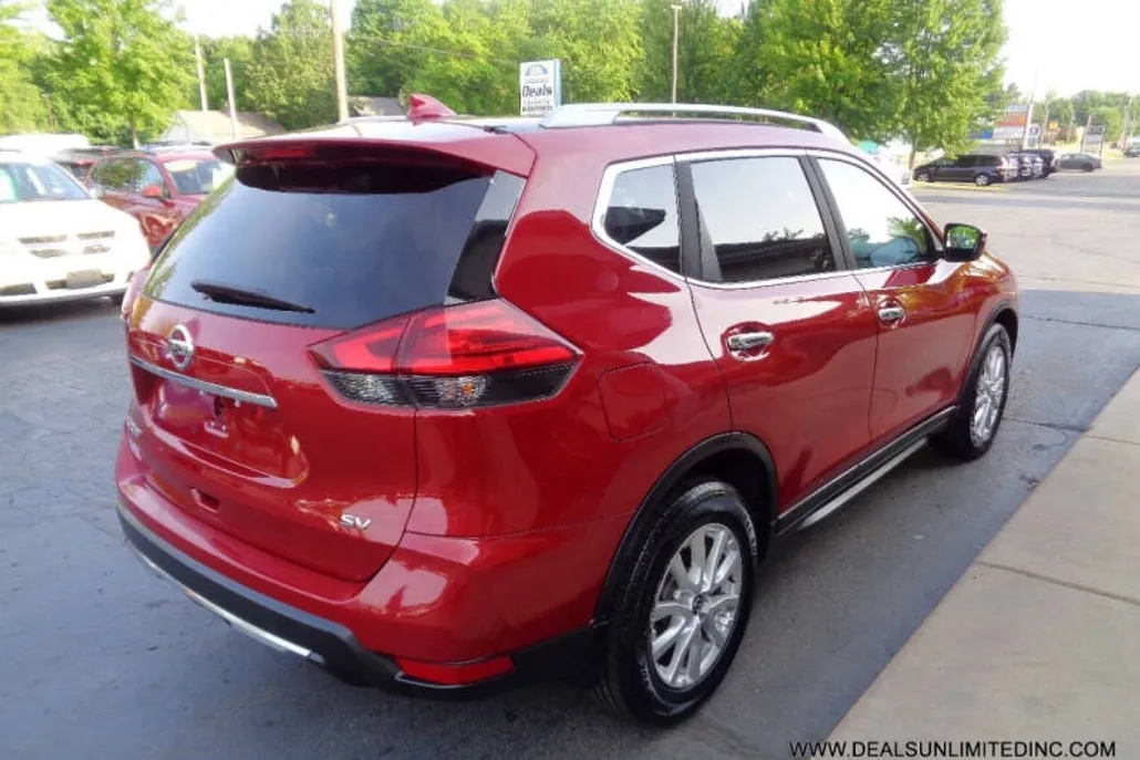 2017 Nissan Rogue SV photo 1