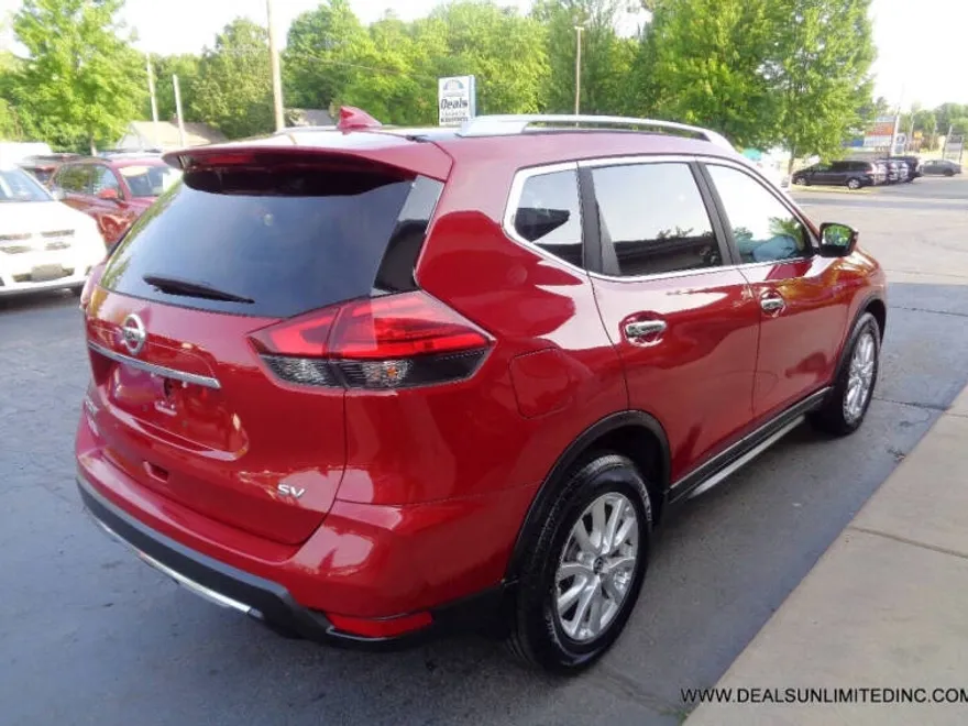 2017 Nissan Rogue SV photo 1