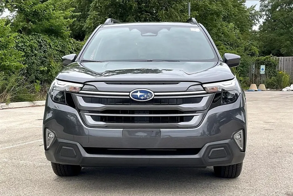 2025 Subaru Forester Premium photo 1