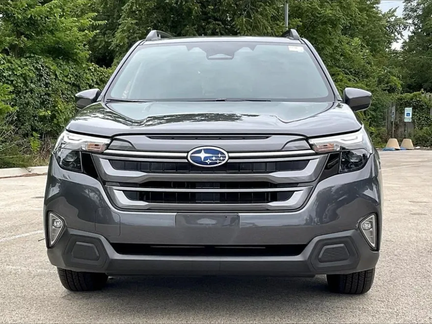 2025 Subaru Forester Premium photo 1