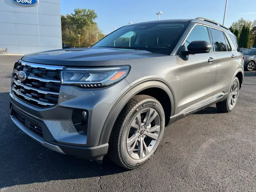 2025 Ford Explorer photo 1