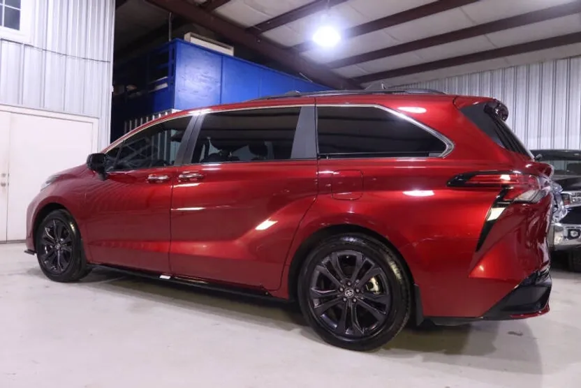 2024 Toyota Sienna XSE photo 1