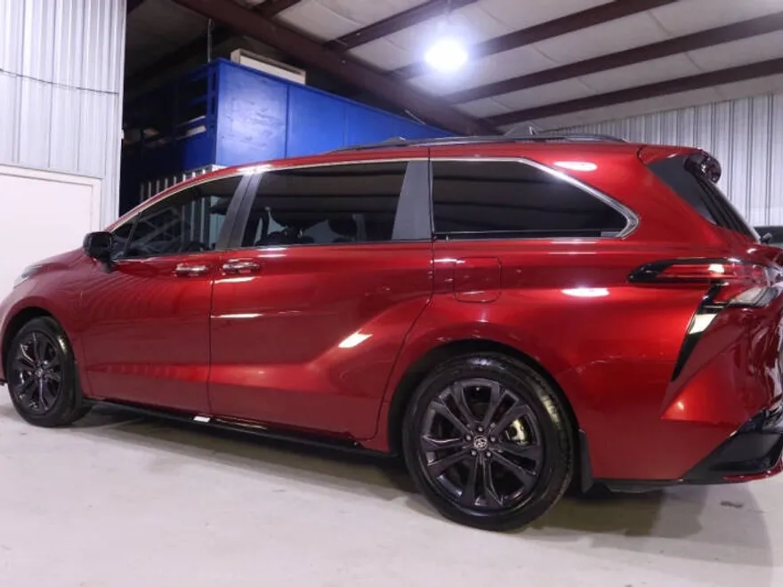 2024 Toyota Sienna XSE photo 1