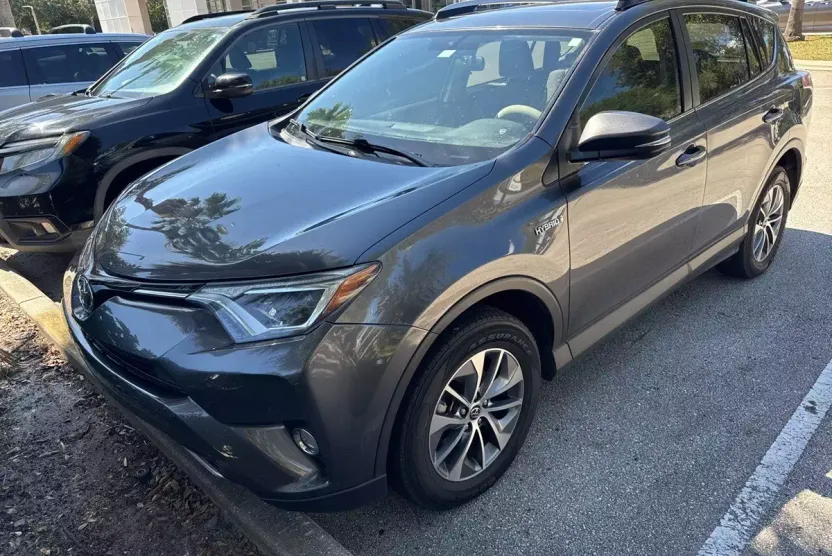 2016 Toyota RAV4 Hybrid XLE photo 1