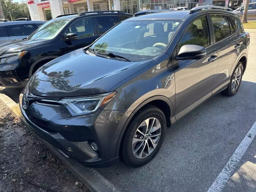 2016 Toyota RAV4 Hybrid XLE photo 1