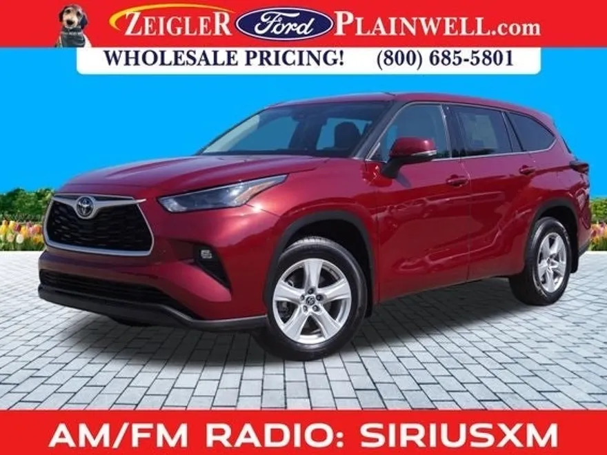 2022 Toyota Highlander LE photo 1