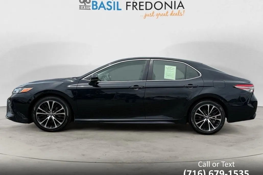 2018 Toyota Camry SE photo 1