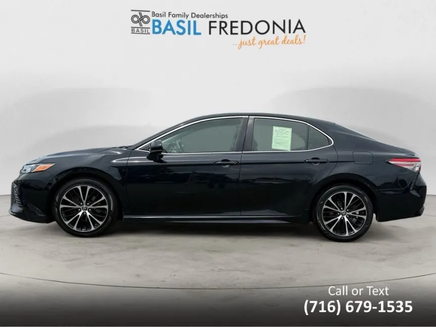 2018 Toyota Camry SE photo 1