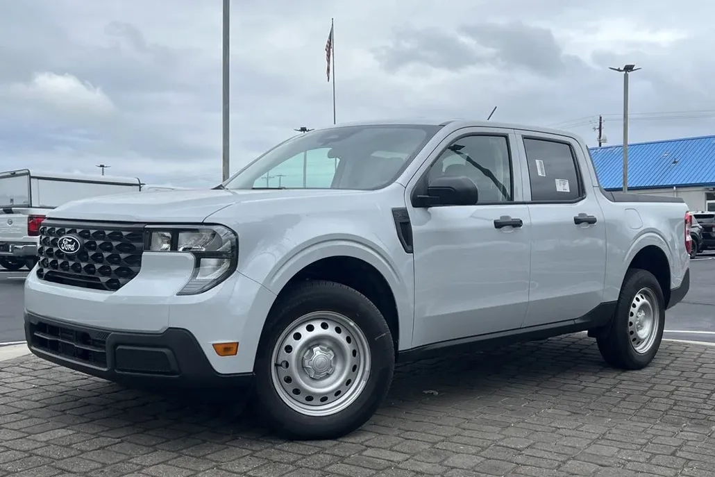 2025 Ford Maverick XL photo 1