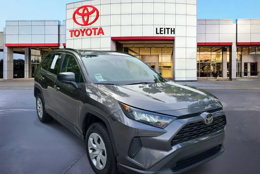 2021 Toyota RAV4 LE photo 1