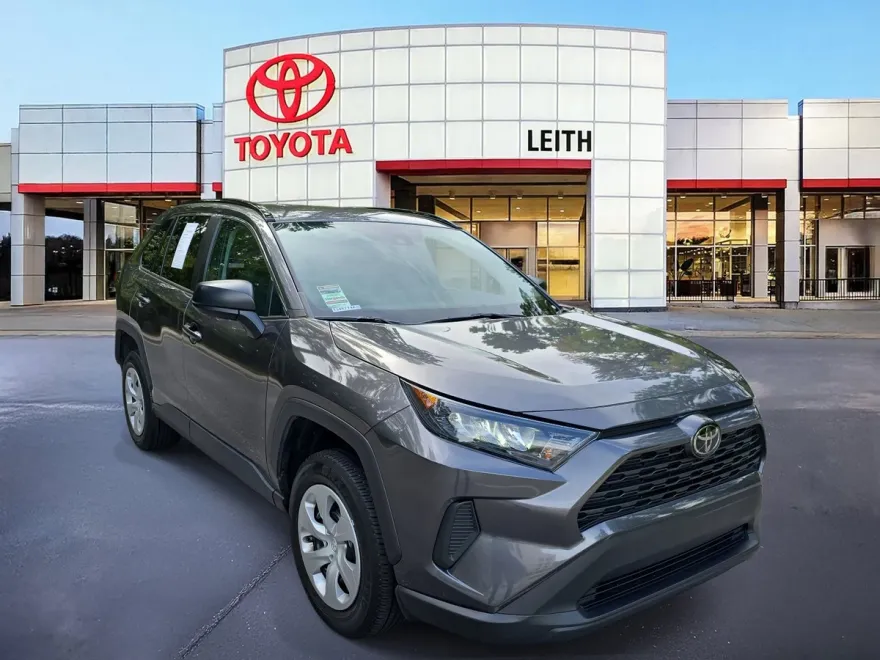 2021 Toyota RAV4 LE photo 1