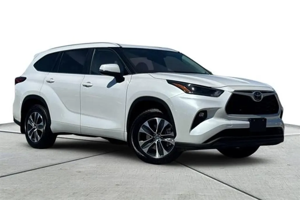 2023 Toyota Highlander L photo 1