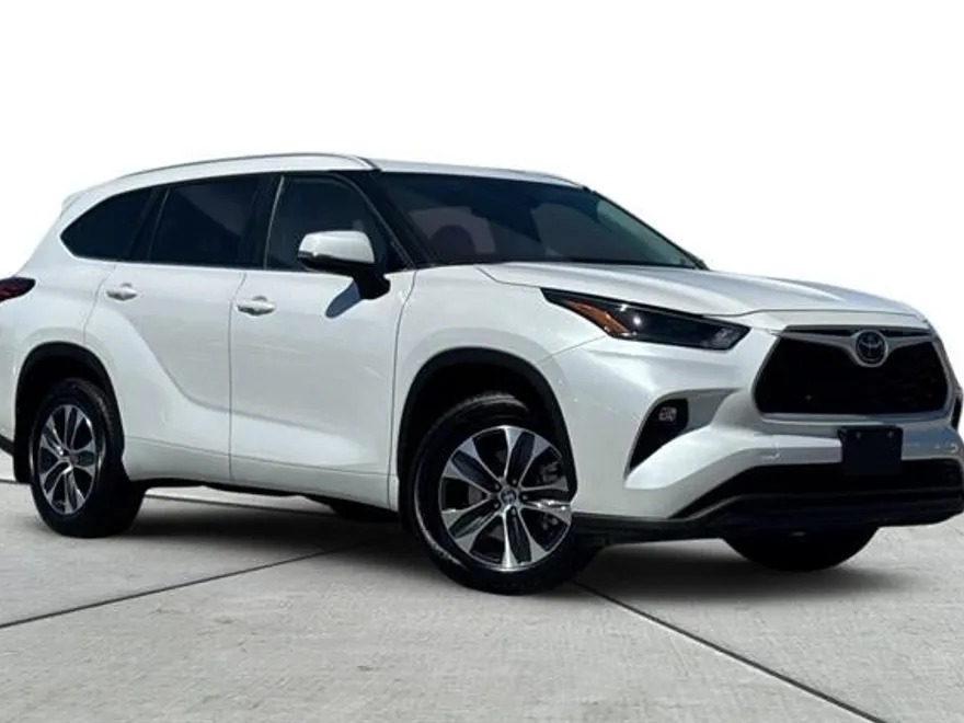 2023 Toyota Highlander L photo 1