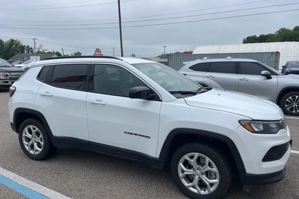 2024 Jeep Compass Latitude photo 1