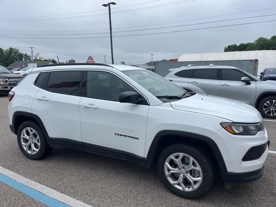 2024 Jeep Compass Latitude photo 1