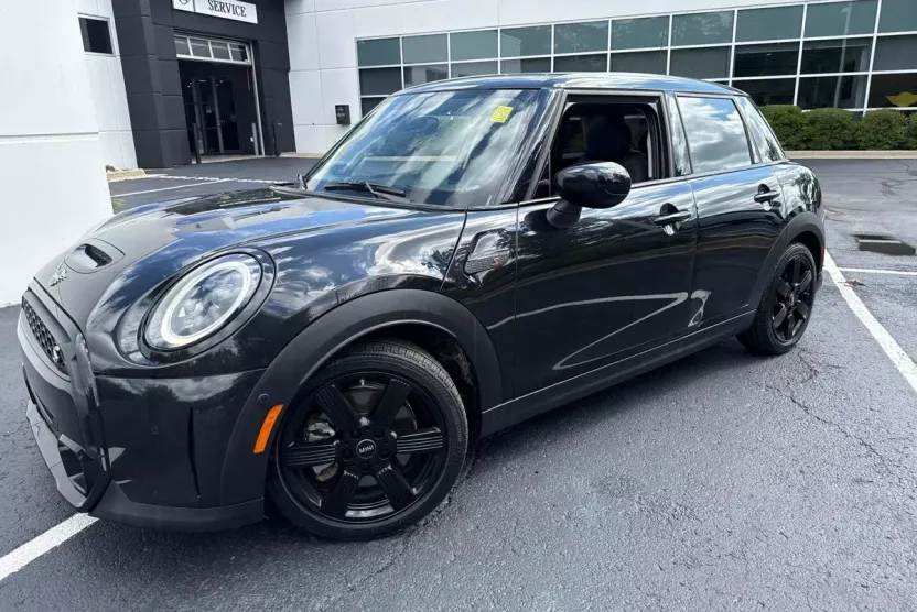 2023 Mini Cooper Iconic S photo 1